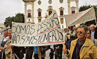 Fecho das extensões de saúde motivou protesto da população, em outubro, em Faro, à porta da ARS