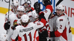 Os jogadores dos Ottawa Senators comemoram uma vitória na NHL. Foto de arquivo: (Graham Hughes/THE CANADIAN PRESS)