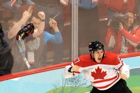Sidney Crosby celebra a vitória sobre os EUA, que resultou na medalha de ouro para o Canadá, nos Jogos Olímpicos de Inverno, em Vancouver (2010). Foto de arquivo: AFP/Getty Images/Yuri Kadobnov