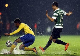 Tinoco tenta proteger a bola do sportinguista Montero num relvado muito complicado para o futebol (Foto de Estela Silva)