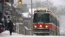 Um elétrico da TTC circula num dia de neve. (The Canadian Press/Frank Gunn)