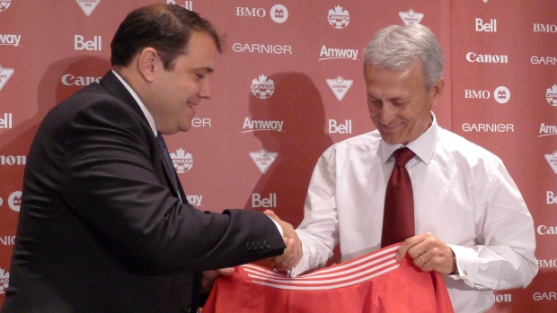 O presidente da Associação Canadiana de Futebol (Soccer), Victor Montagliani, à esquerda, com o ex-treinador do Real Madrid, Benito Floro, quando este é apresentado como treinador da seleção masculina do Canadá -5 de julho, 2013, em Toronto. (The Canadian Press / Neil Davidson)