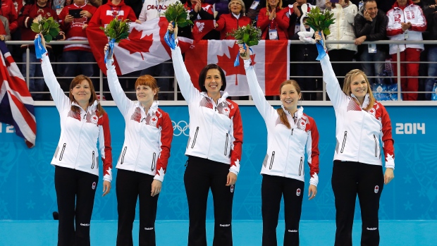 A equipa de curling feminino do Canadá. Da esquerda para a direita, Kirsten Wall, Dawn McEwen, Jill Officer, Kaitlyn Lawes e (skip) Jennifer Jones. (AP Photo / Wong Maye-E)