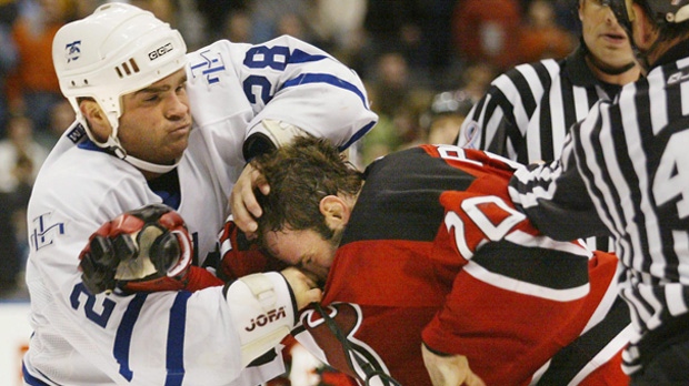 Nesta foto de arquivo, Tie Domi (esquerda) envolve-se numa briga com Jay Pandolfo, dos New Jersey Devils, durante um jogo da NHL. (CP PHOTO / Kevin Frayer)
