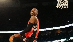 Terrence Ross dos Toronto Raptors participa no concurso de afundanços, durante a competição de habilidades no jogo de basquetebol NBA All Star - 15 de fevereiro, 2014, em Nova Orleans. (AP / Gerald Herbert)