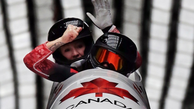 A equipa do Canadá CAN-1, pilotada por Kaillie Humphries com Heather Moyse venceu a medalha de ouro. (AP Photo / Michael Sohn)