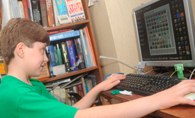 Rapaz com 11 anos de idade entretém-se com um jogo de computador. (AP Photo / The Joplin Globe, Roger Nomer)