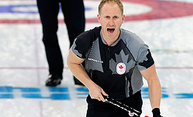 Brad Jacobs (skip) do Canadá durante o jogo da medalha de ouro na modalidade de curling. (AP / Wong Maye-E)