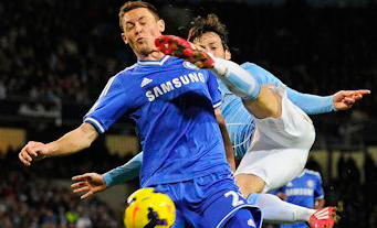 Ex-benfiquista Matic em lance com o espanhol David Silva (dir.)