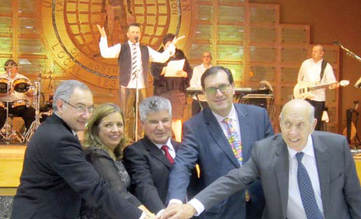 José Cesário, Cristina Martins, Bernardino Nascimento, o Cônsul Júlio Vilela e Adelino Sales Gesto simbólico do corte do bolo de aniversário ao som de Parabéns pelo conjunto Starlight