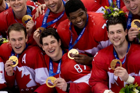 Canadá derrotou a Suécia por 3-0 ganhando a medalha de ouro no hóquei masculino nos Jogos Olímpicos em Sochi, Rússia. Comité Olímpico Canadiano