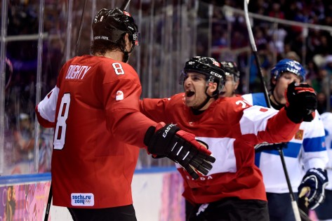 Drew Doughty #8 do Canadá comemora com o seu companheiro de equipa John Tavares # 20, depois de marcar o golo da vitória no prolongamento do jogo de hóquei no gelo contra a Finlândia. GETTY IMAGES / Lars Baron