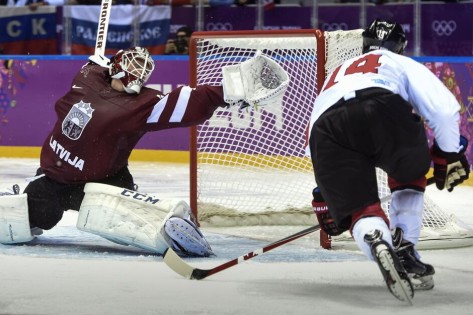Momento no jogo de hóquei entre o Canadá e a Letónia. Comité Olímpico Canadiano