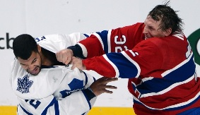 O defesa dos Toronto Maple Leafs, Mark Fraser, à esquerda, luta com Travis Moen, dos Montreal Canadiens, durante um jogo da National Hockey League (NHL). Foto de arquivo: (The Canadian Press / Ryan Remiorz