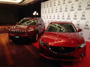 O Mazda6 (à direita) foi nomeado o “Carro do Ano” no Canadá, enquanto que o Jeep Cherokee (à esquerda) foi agraciado com o "Canadian Utility Vehicle of the Year" - 13 de fevereiro de 2014. CityNews / Peter Dworschak