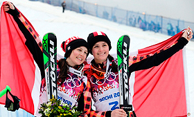 A medalhista de ouro de skicross feminino Marielle Thompson, do Canadá, à direita, comemora no pódio com a compatriota Kelsey Serwa, vencedora da medalha de prata. (AP Photo / Andy Wong)