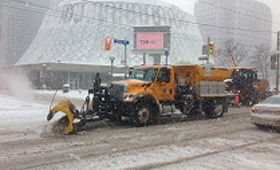 Um limpa-neves passa na King Street West, no centro de Toronto. (Cam Woolley/CP24)