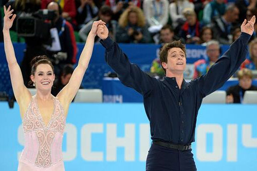 Tessa Virtue e Scott Moir, no final da sua atuação de dança livre em pares na patinagem artística. Comité Olímpico Canadiano