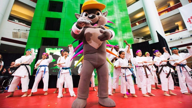 Atletas de Karaté ajudam a desvendar Pachi, o porco-espinho, como a nova mascote dos Toronto 2015 Pan Am / Am Parapan Games, em Toronto - 17 de julho, 2013. (The Canadian Press/Michelle Siu) Atletas de Karaté ajudam a desvendar Pachi, o porco-espinho, como a nova mascote dos Toronto 2015 Pan Am / Am Parapan Games, em Toronto - 17 de julho, 2013. (The Canadian Press/Michelle Siu)