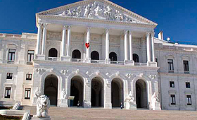 FAIXAS NEGRAS EM PROTESTO DE MILITARES EM LISBOA