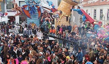 APESAR DO TEMPO OS DESFILES DE CARNAVAL PERCORREM O PAÍS