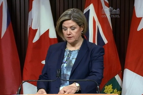A líder provincial do NDP, Andrea Horwath, descreve o seu plano. ONT. APLR A líder provincial do NDP, Andrea Horwath, descreve o seu plano. ONT. APLR