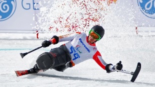 Josh Dueck do Canadá durante a corrida que lhe deu a medalha de prata. (AP Photo / Dmitry Lovetsky)