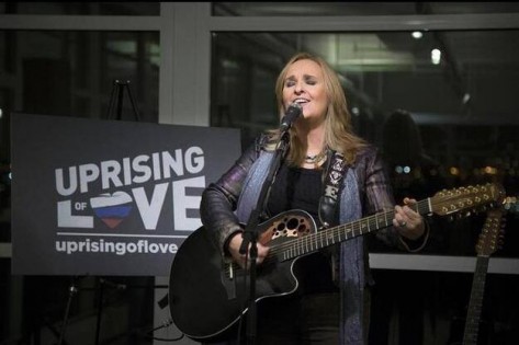 A cantora Melissa Etheridge atua no 'Uprising of Love