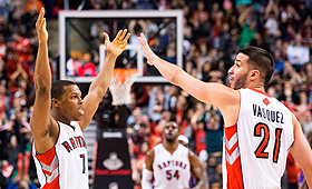 Kyle Lowry (esquerda) e Greivis Vasquez (à direita), dos Toronto Raptors, festejam na vitória sobre os Sacramento Kings, em mais um jogo da NBA em Toronto. (The Canadian Press / Chris Young)