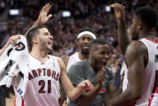 Momento de celebração entre os jogadores dos Toronto Raptors. THE CANADIAN PRESS/Frank Gunn