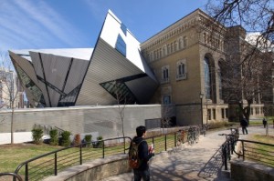 Os originais Royal Ontario Museum e o Michael Lee-Chin Crystal são visíveis nesta foto de arquivo sem data. HANDOUT/Tourism Toronto/Doug Brown