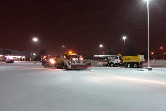 Operadores de limpa-neves na Trafalgar Road em Oakville preparam-se para um dia agitado. Foto de arquivo. CityNews