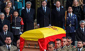 Políticos e familiares do antigo primeiro-ministro Adolfo Suárez participaram ontem nas cerimónias fúnebres em Madrid. (Andrea Suarez/Reuters) Políticos e familiares do antigo primeiro-ministro Adolfo Suárez participaram ontem nas cerimónias fúnebres em Madrid. (Andrea Suarez/Reuters)