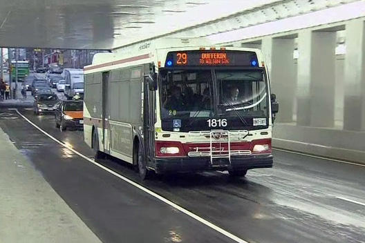 Um autocarro da TTC circula na passagem subterrânea da Dufferin. CityNews
