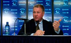 O presidente e diretor-geral dos Vancouver Canucks fala aos meios de comunicação em Vancouver. Foto de arquivo. (The Canadian Press / Darryl Dyck)