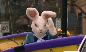 O coelhinho da Páscoa montado num carro alegórico durante a Toronto Beaches Lions Club Easter Parade.