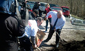 Rob Ford (à direita) e o vereador Frank Di Giorgio enchem as pás com adubo, durante um dia dedicado ao ambiente na comunidade em Toronto. (TWITTER / @ TOMayorFord)