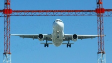 Um avião prepara-se para aterrar no Aeroporto Internacional Pearson em Toronto - foto de arquivo: (Adrian Wyld / The Canadian Press)