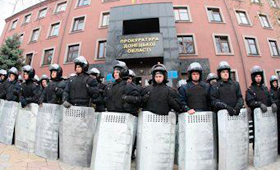 A Polícia Regional ucraniana, em Donetsk. (AFP)
