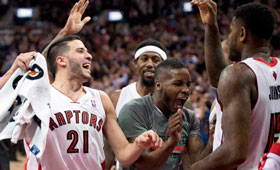 Foto de arquivo: Jogadores dos Raptors celebram a obtenção de uma vaga nos playoffs na NBA. THE CANADIAN PRESS/Frank Gunn