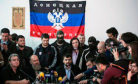 O líder do movimento separatista pró-russo, Denis Pushilin (ao centro) reage ao acordo de Genebra. (Baz Ratner/Reuters)