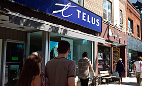 Pessoas passam junto a uma loja Telus na Bloor Street West, em Toronto – foto de arquivo. (The Canadian Press / Galit Rodan)