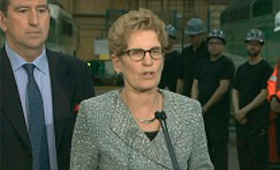 A primeira-ministra Kathleen Wynne fala ao lado do Ministro dos Transportes Glen Murray, durante uma conferência de imprensa. 17 de abril, 2014. CP24