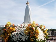 PEREGRINOS FAZEM FILA PARA ACENDER VELA NO 13 DE MAIO