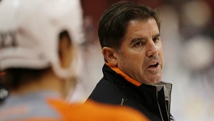 O treinador dos Philadelphia Flyers, Peter Laviolette, nesta imagem de arquivo. (AP Photo / Matt Rourke)