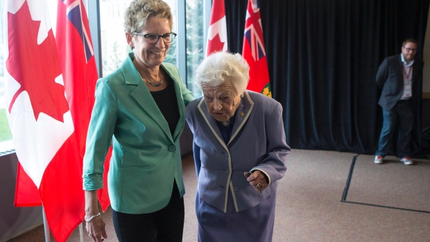 A líder Liberal Kathleen Wynne (esquerda) e a presidente de Mississauga Hazel McCallion, logo após uma conferência de imprensa em Mississauga, na quarta-feira 14 de maio, 2014. (The Canadian Press / Chris Young)