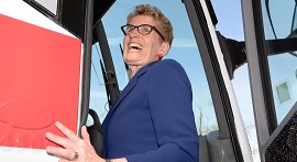 Kathleen Wynne entra no seu autocarro de campanha em Toronto - 5 de maio de 2014. THE CANADIAN PRESS/Frank Gunn