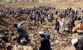 Equipas de resgate estão a procurar vítimas entre os escombros (EPA/MUHAMMAD SHARIF)