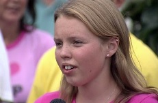 Annaleise Carr, 14, fala à imprensa em 20 de agosto de 2012 em Port Dover, Ontário, um dia depois de se tornar a pessoa mais jovem a atravessar a nado o Lago Ontário. CityNews