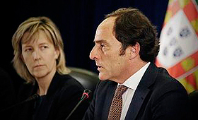 Ministra das Finanças, Maria Luís Albuquerque, e o vice primeiro-ministro, Paulo Portas. (Bruno Simão / Jornal de Negócios)